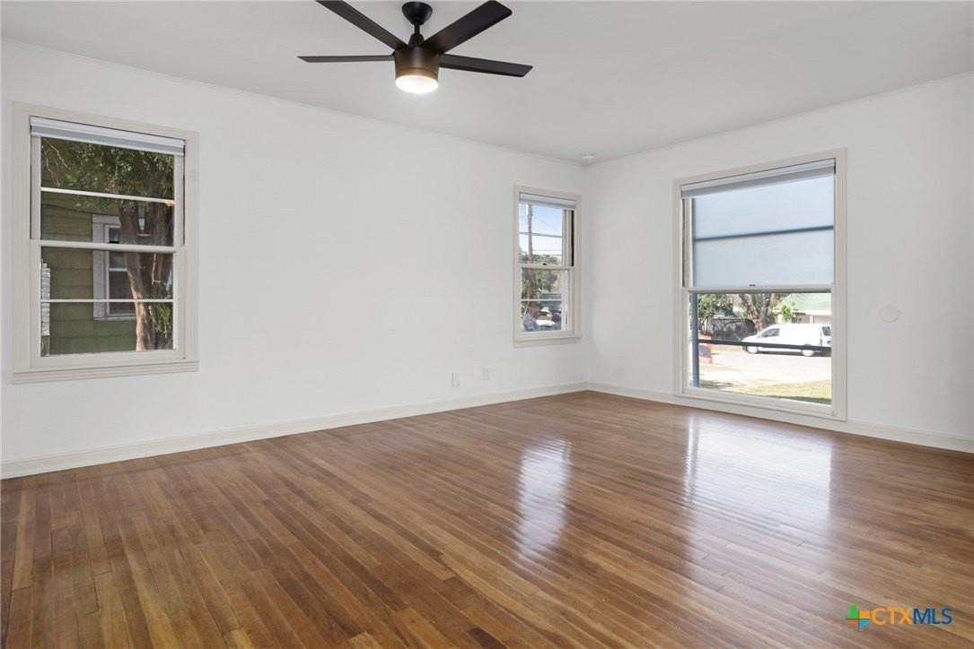 1345 Lee St - Photo 4 of 9