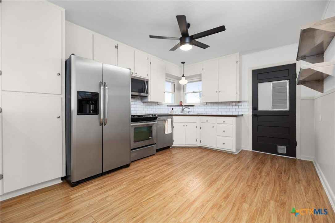 1345 Lee St - Photo 5 of 9