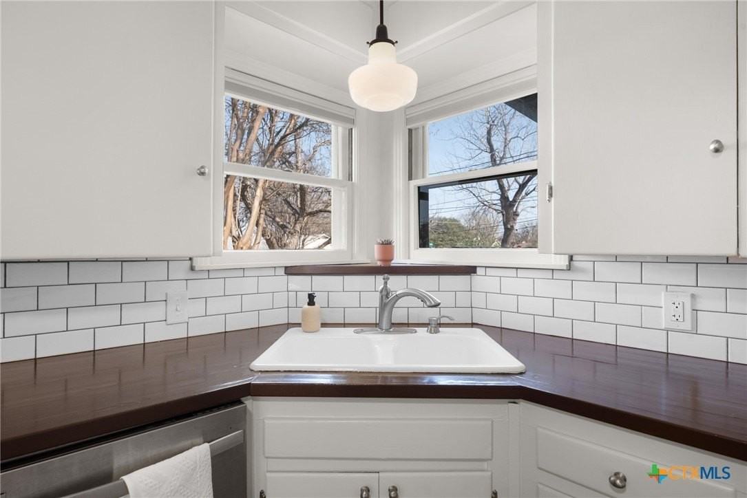 1345 Lee St - Photo 6 of 9