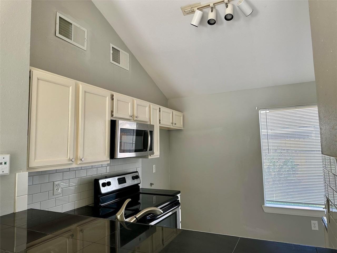 18530 Meadows Way Dr - Photo 7 of 15