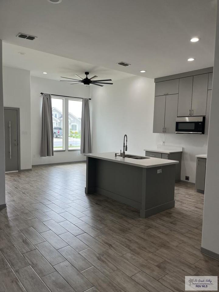 8726 Swan Lake Dr - Photo 6 of 21