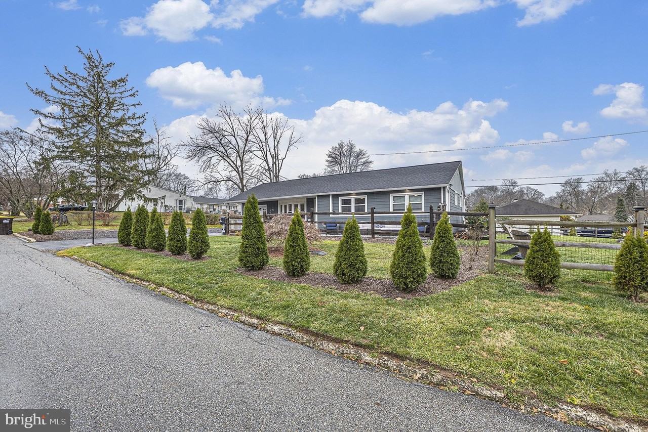 242 Brookside Rd - Photo 2 of 43