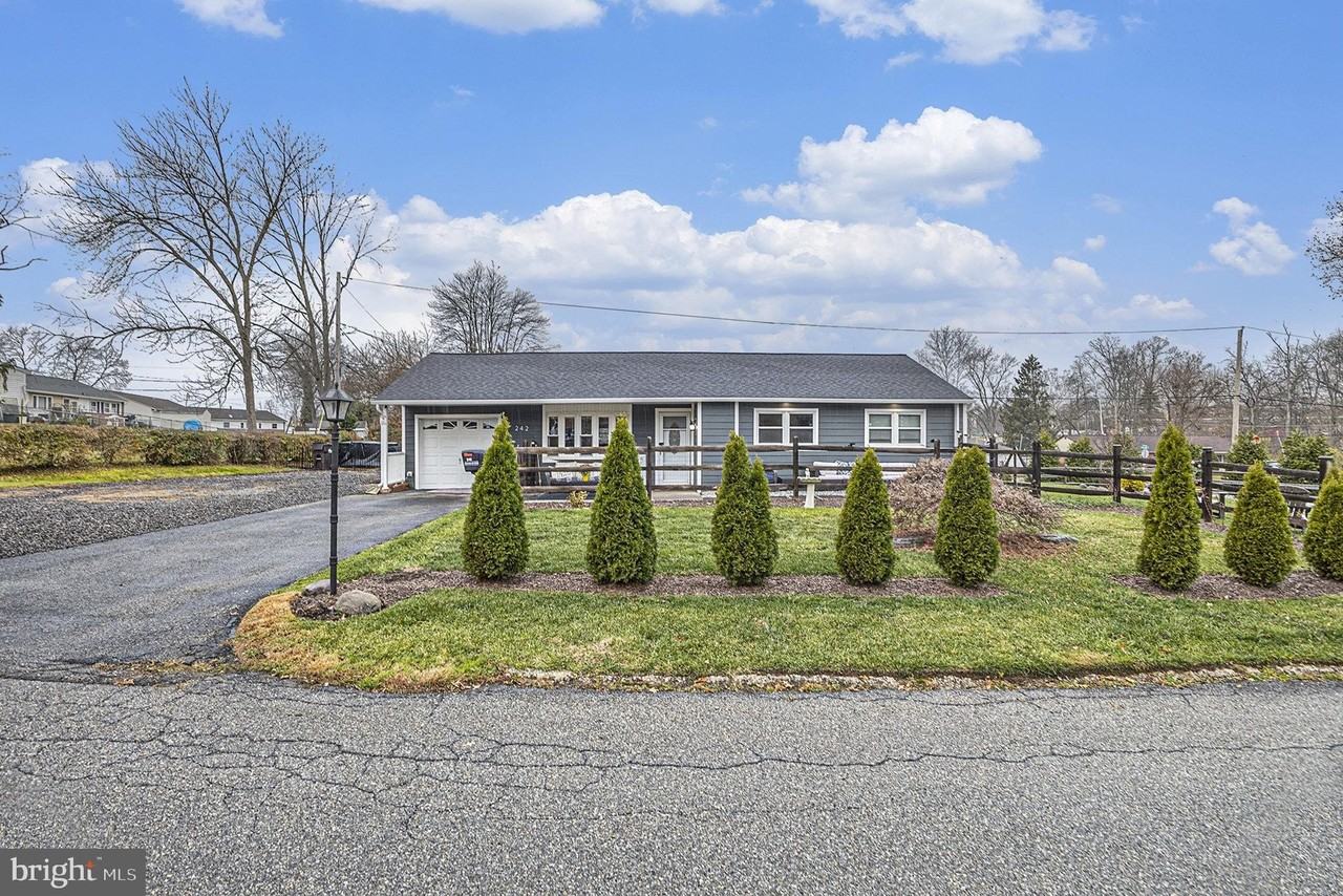 242 Brookside Rd - Photo 3 of 43