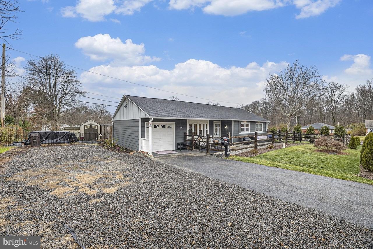 242 Brookside Rd - Photo 4 of 43
