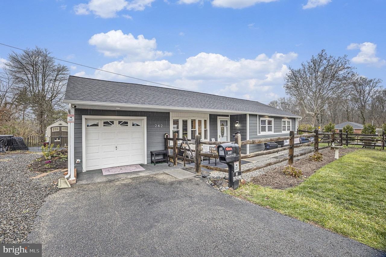 242 Brookside Rd - Photo 5 of 43
