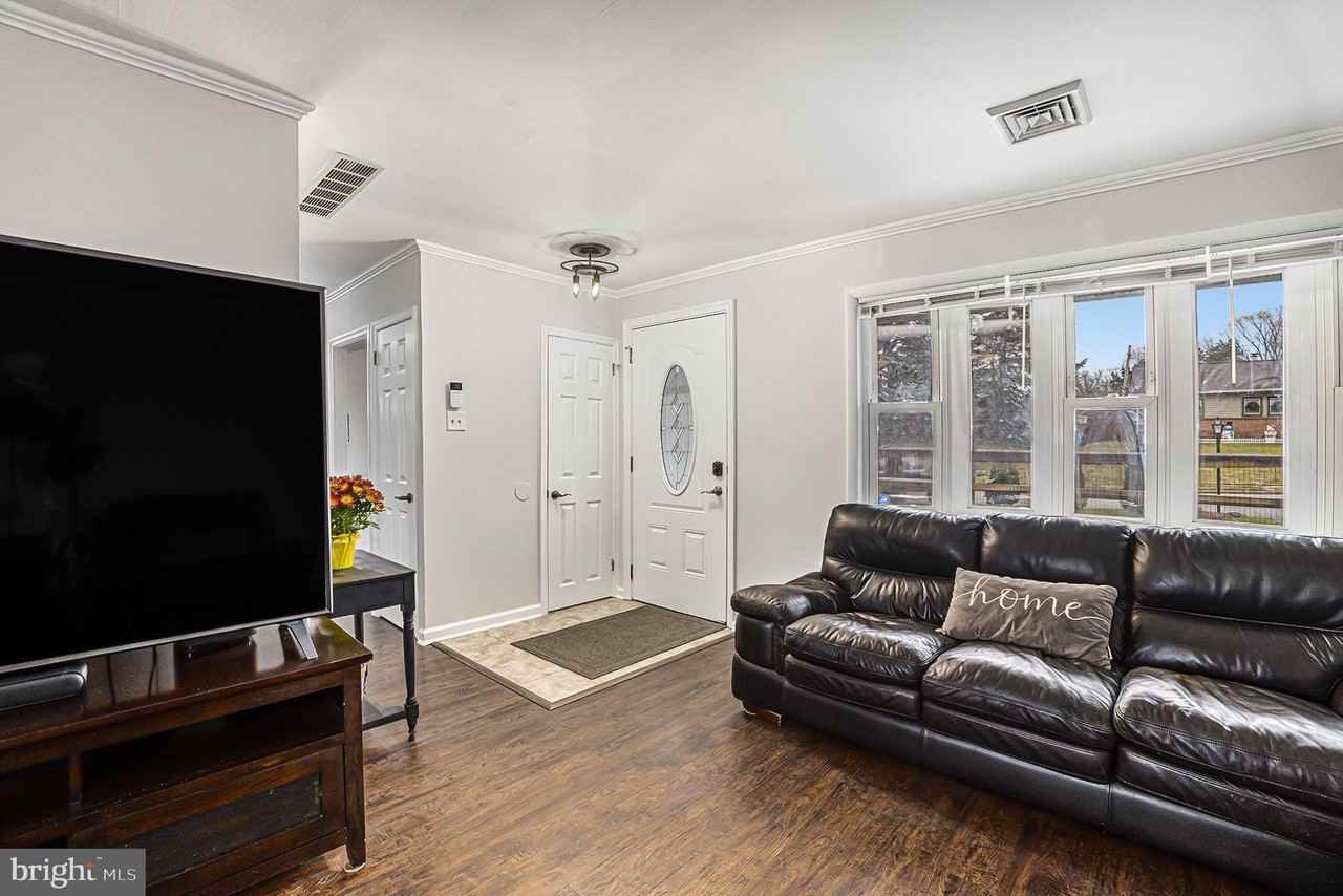242 Brookside Rd - Photo 7 of 43