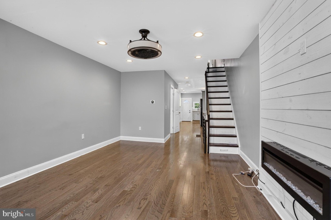 2147 E Hagert St - Photo 3 of 32