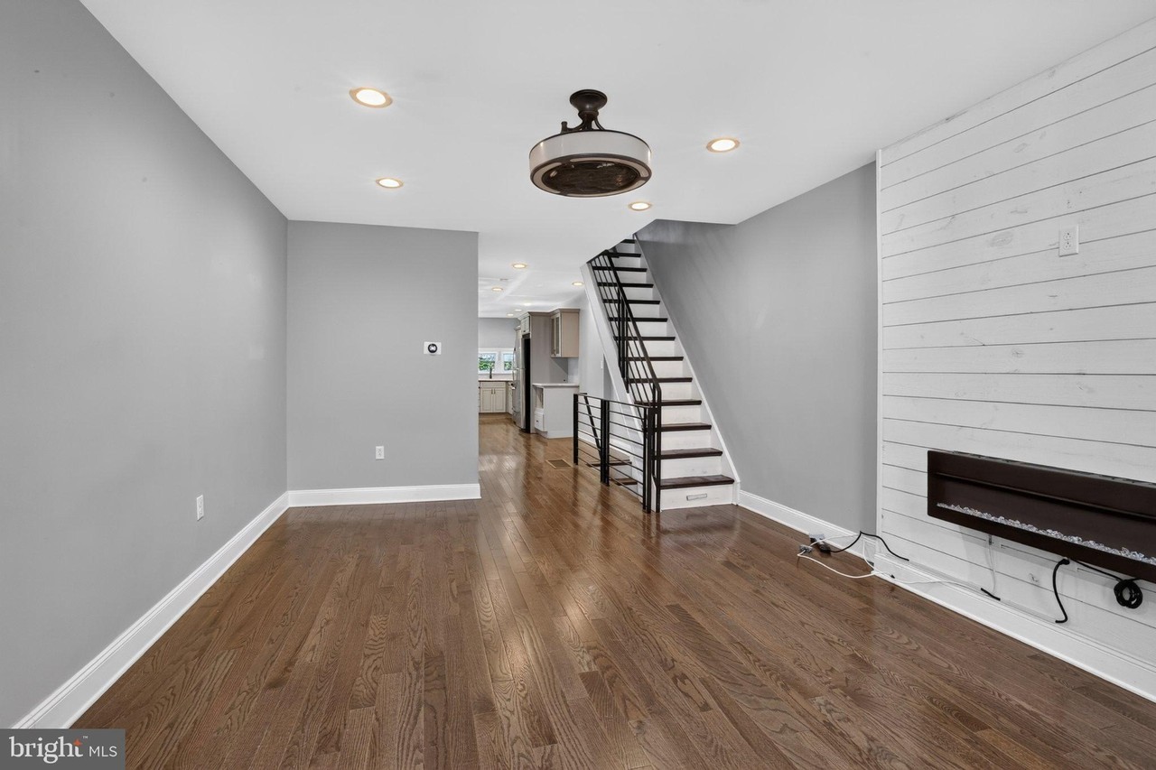 2147 E Hagert St - Photo 4 of 32