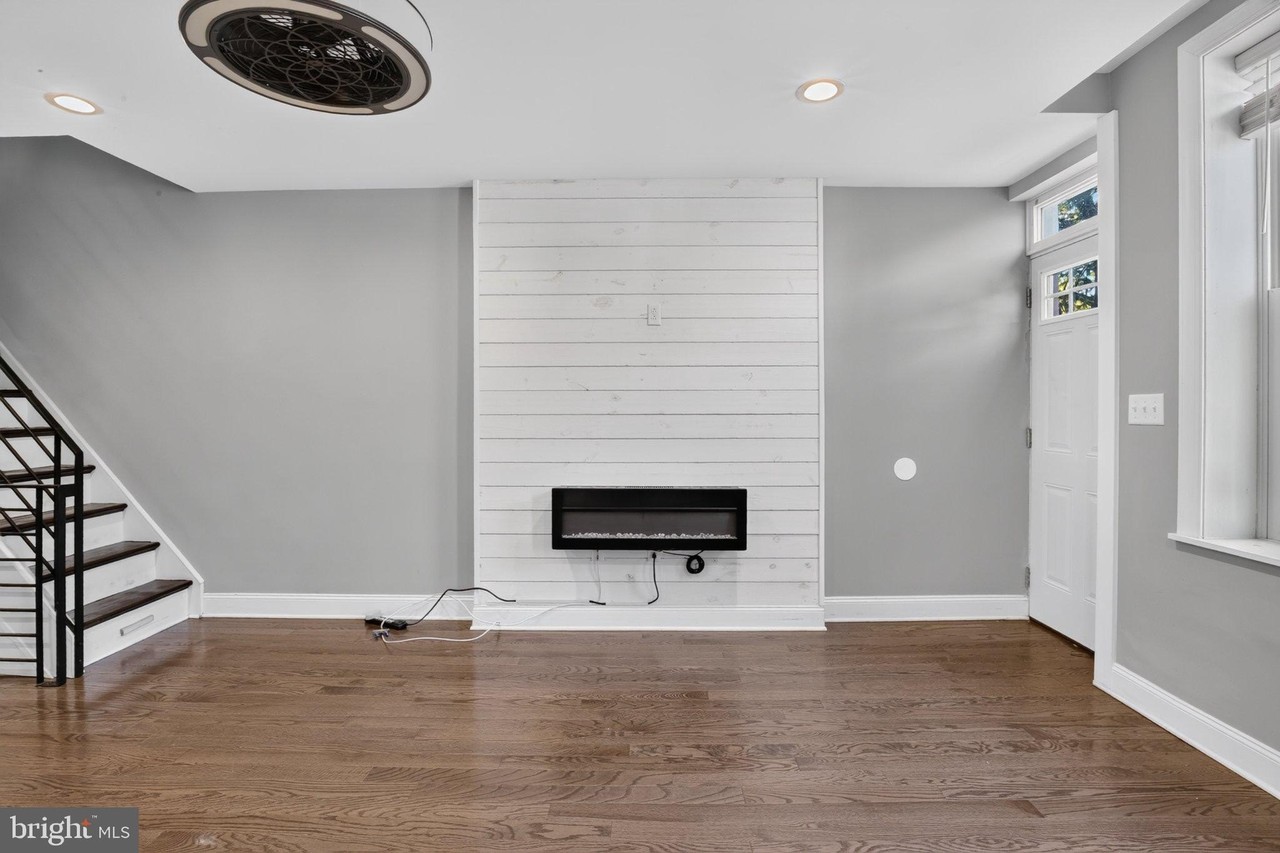 2147 E Hagert St - Photo 5 of 32