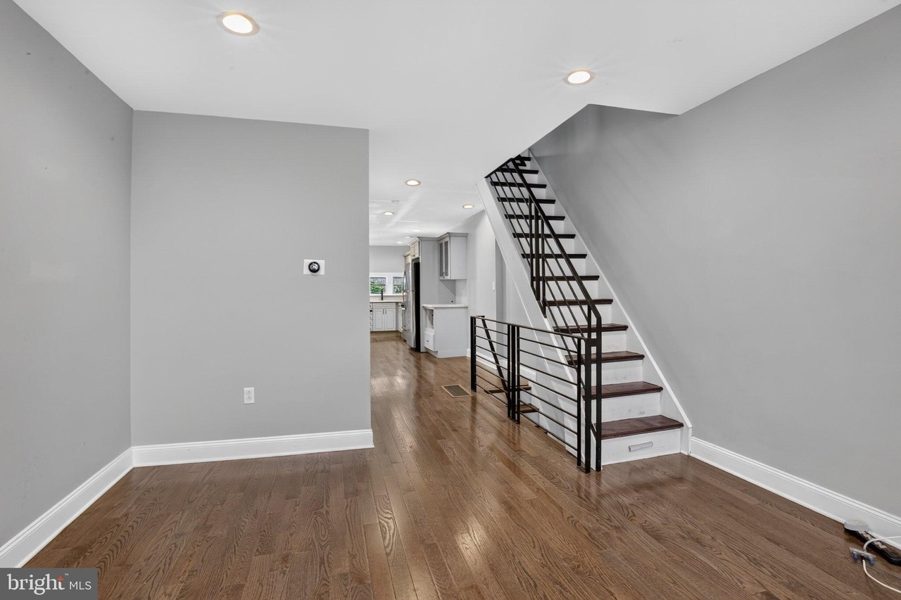 2147 E Hagert St - Photo 7 of 32