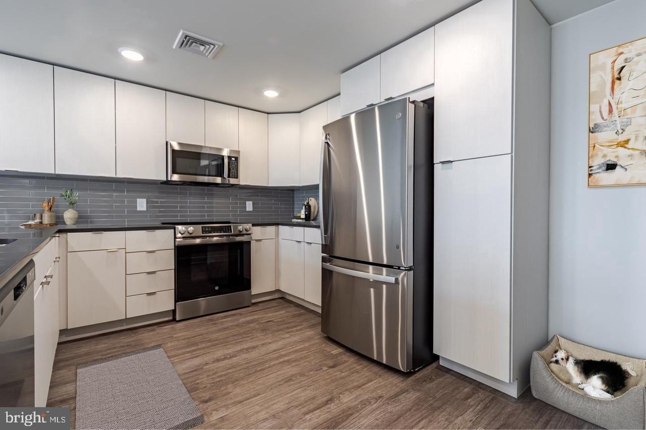 525 N Christopher Columbus Blvd #TH - Photo 4 of 19