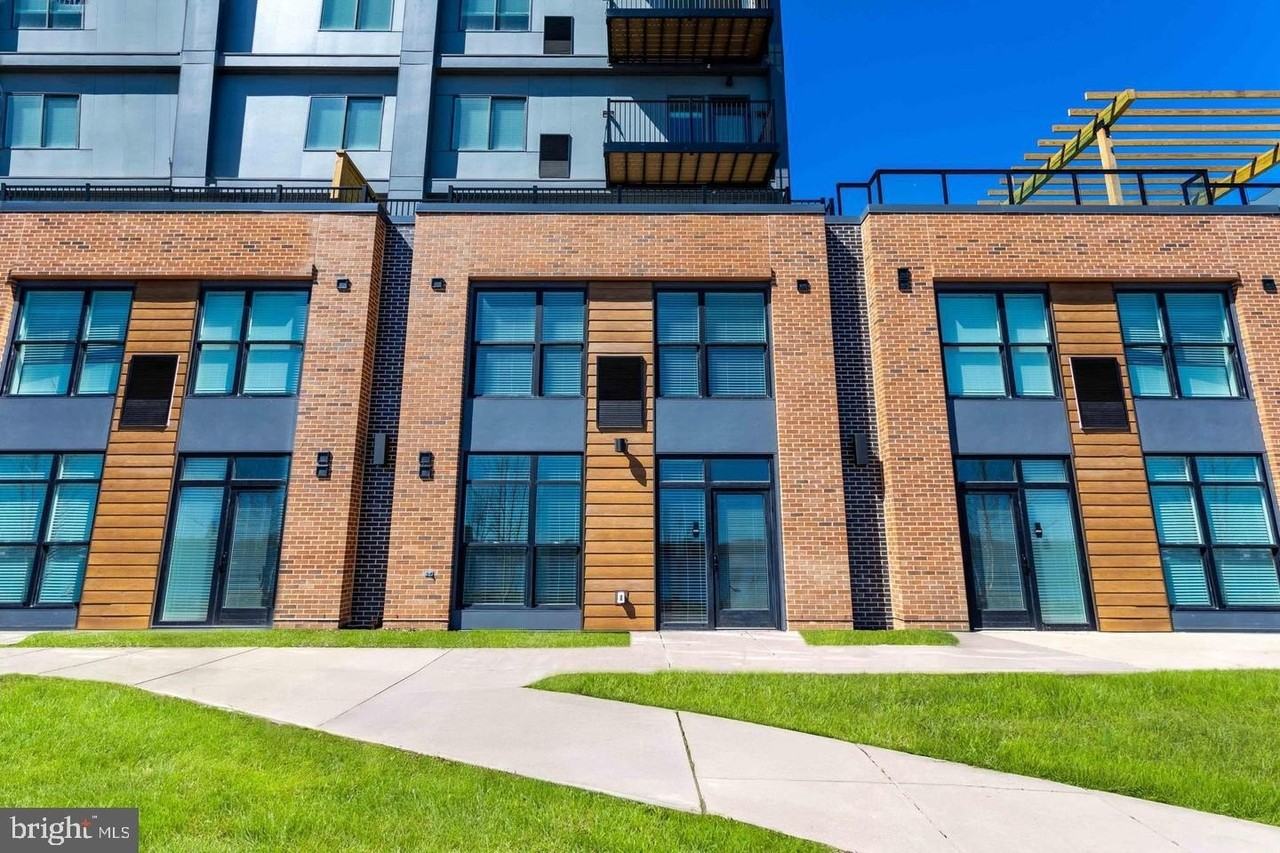 525 N Christopher Columbus Blvd #TH - Photo 7 of 19