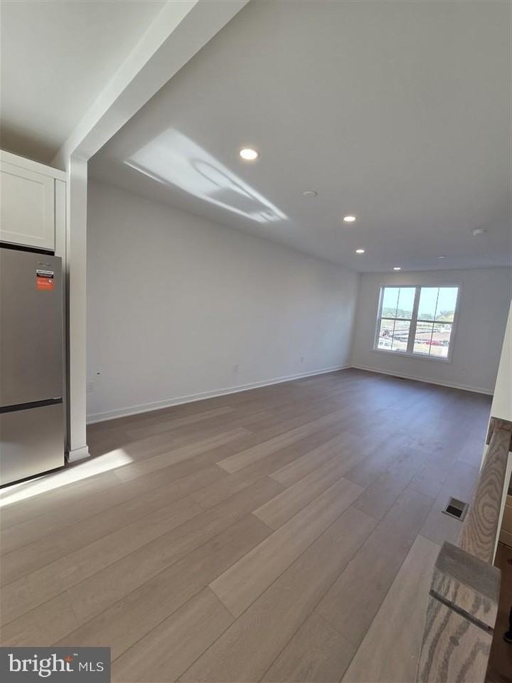 25039 DESELBY Square - Photo 4 of 6