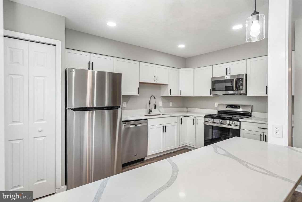 10701 Houck Dr - Photo 3 of 34