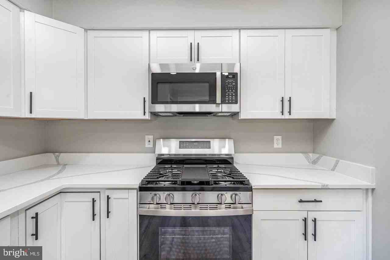 10701 Houck Dr - Photo 7 of 34