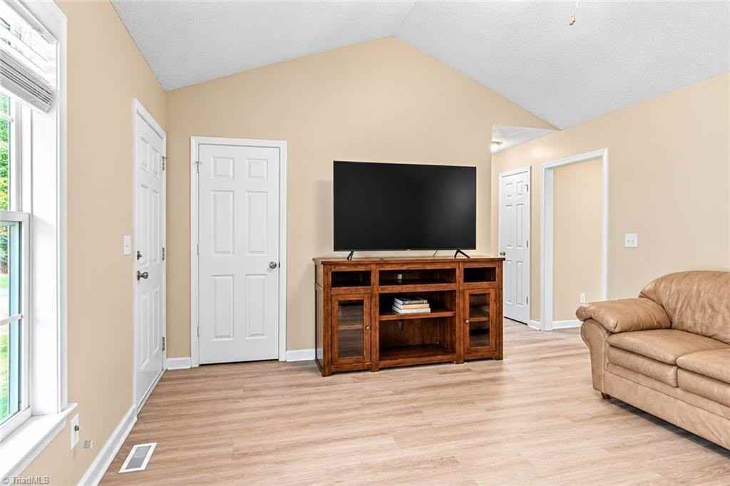 14 Brandy Wine Dr - Photo 3 of 25