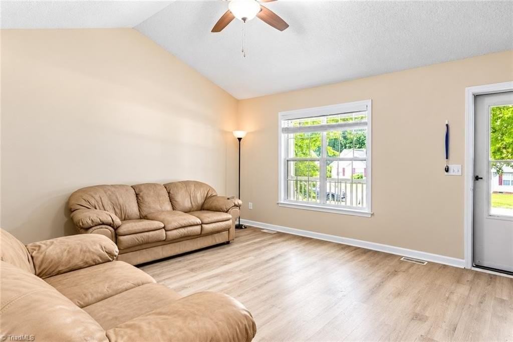 14 Brandy Wine Dr - Photo 5 of 25