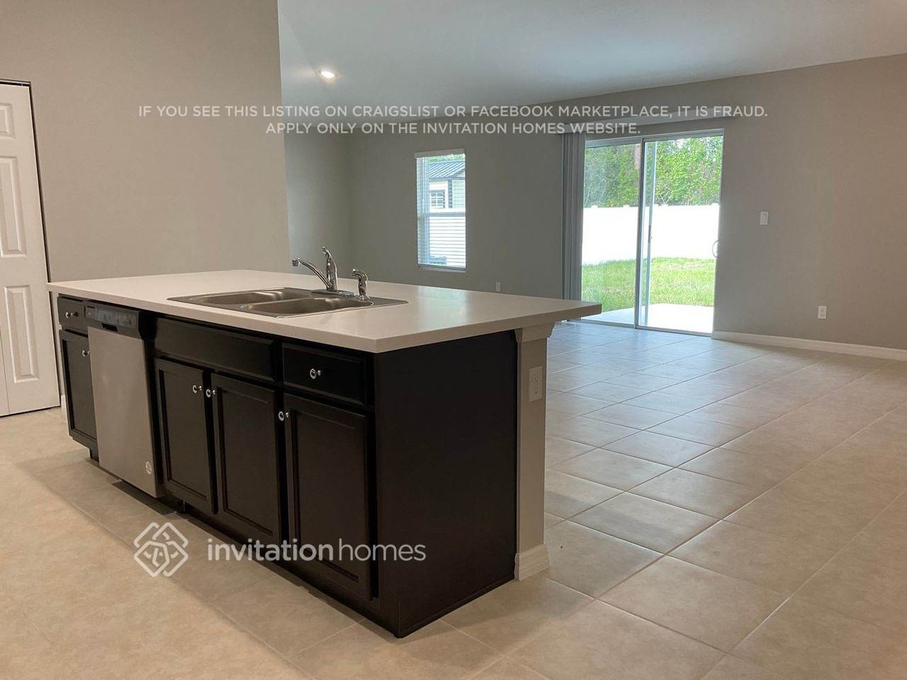 910 Button Ave Se - Photo 4 of 21