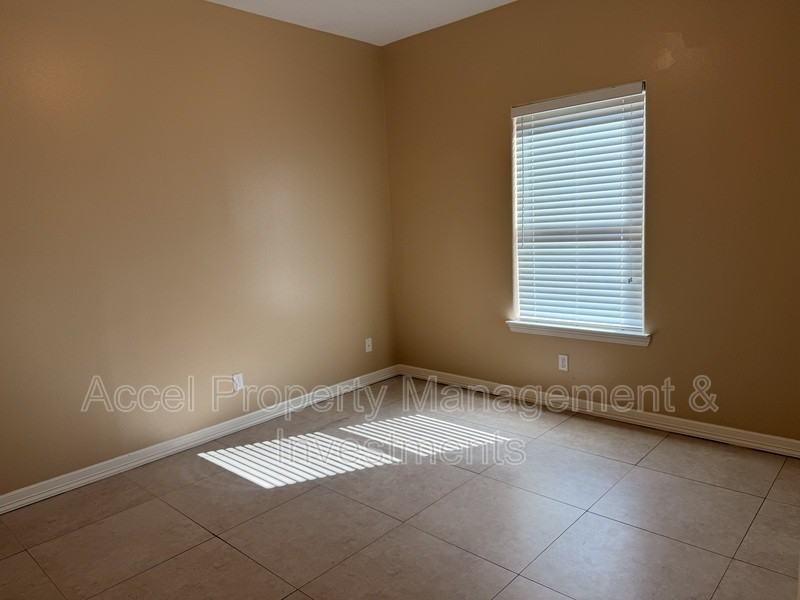2600 E Garfield Ave #1 - Photo 5 of 19
