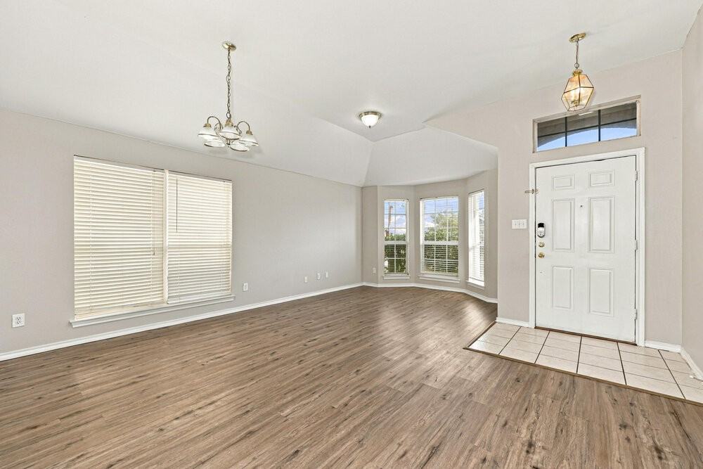 633 Crystal Brook Dr - Photo 5 of 16