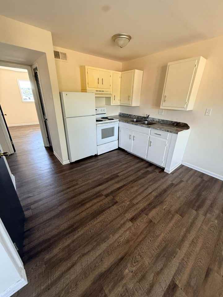 Dixon Manor Apartments - Photo 3 of 8