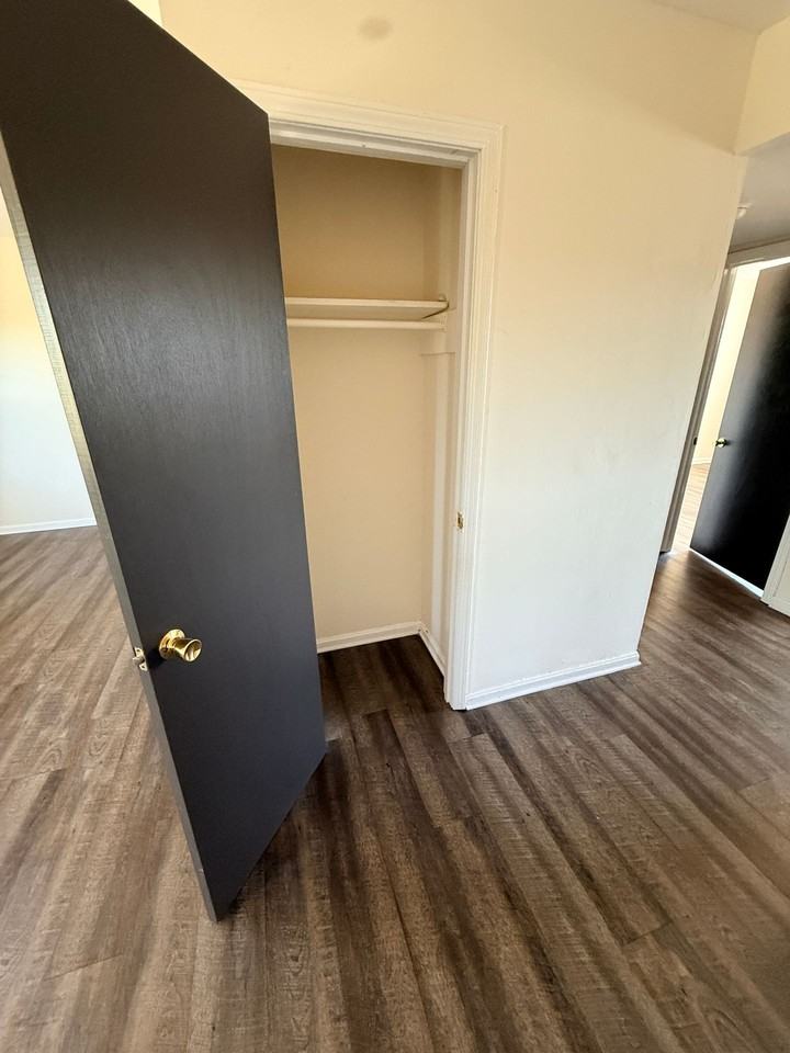 Dixon Manor Apartments - Photo 4 of 8