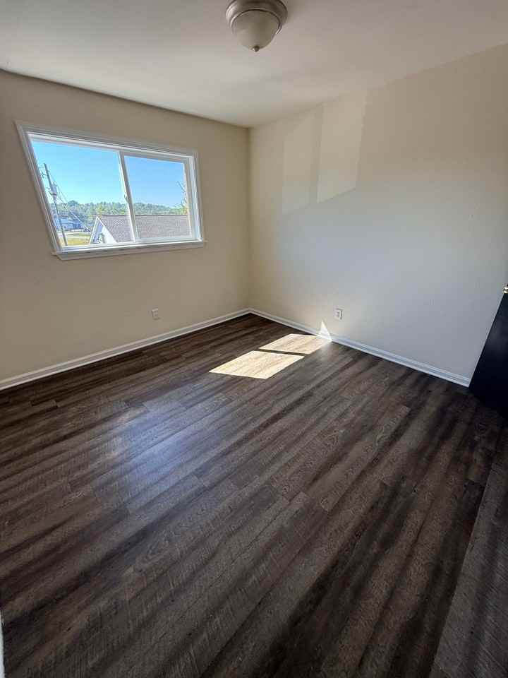 Dixon Manor Apartments - Photo 5 of 8