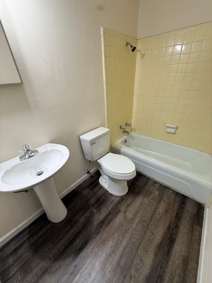 Dixon Manor Apartments - Photo 6 of 8