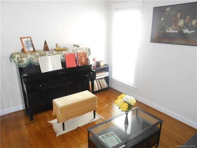 2121 Mirow Pl - Photo 2 of 22