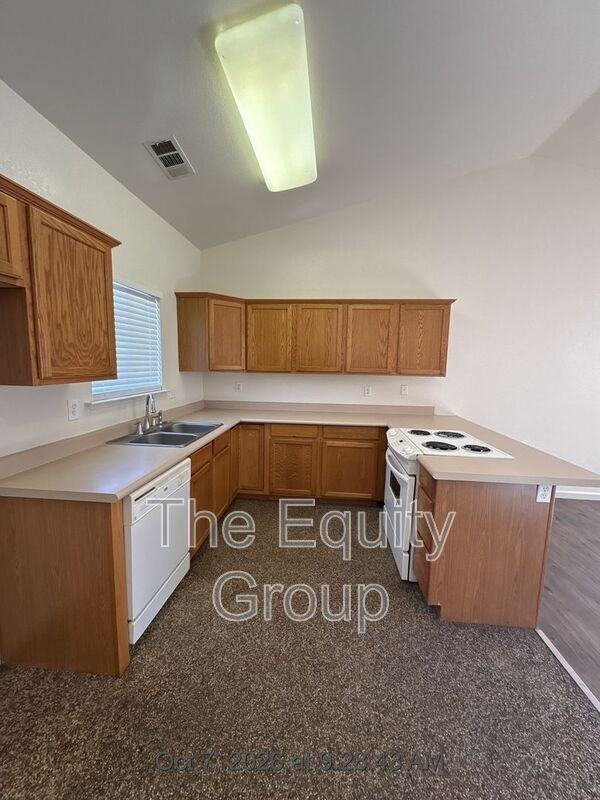 2913 S Sallee Ct - Photo 5 of 15