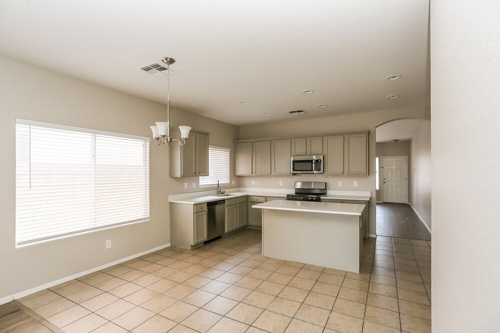 809 S 123rd Dr - Photo 6 of 16