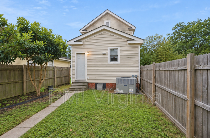 806 Summit Ave - Photo 2 of 32