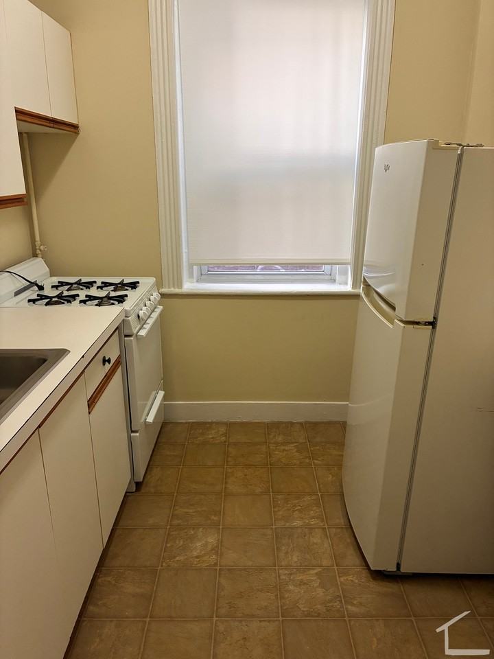 Gardner St #5 - Photo 6 of 9
