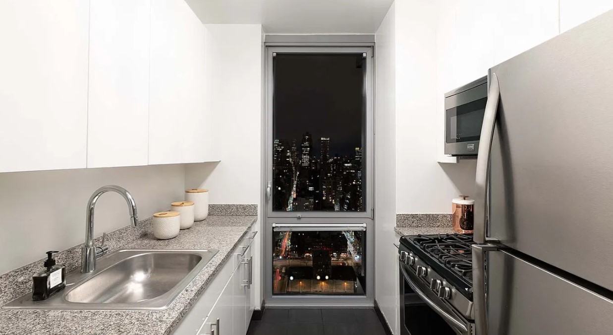 510 W 38th St #712 - Photo 3 of 12