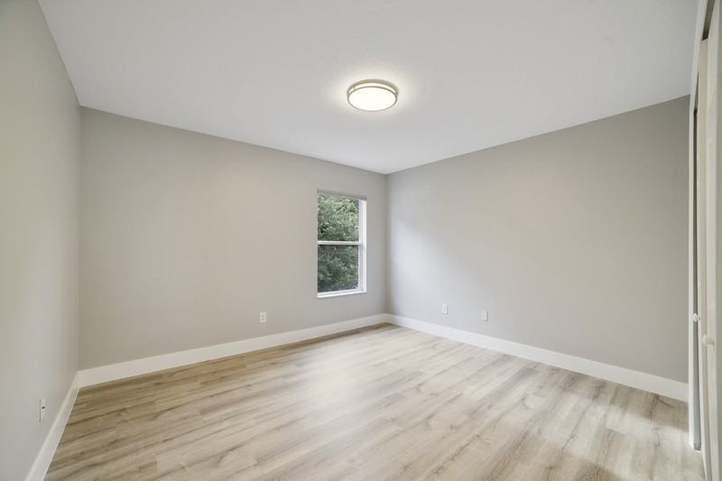 1054 Shadowmoss Dr - Photo 7 of 12