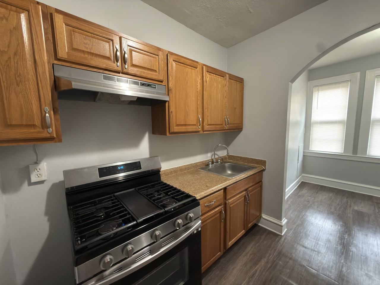 330 Laurel St - Photo 2 of 16