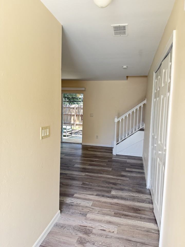 1019 Southeast 11th Street - Photo 2 of 13
