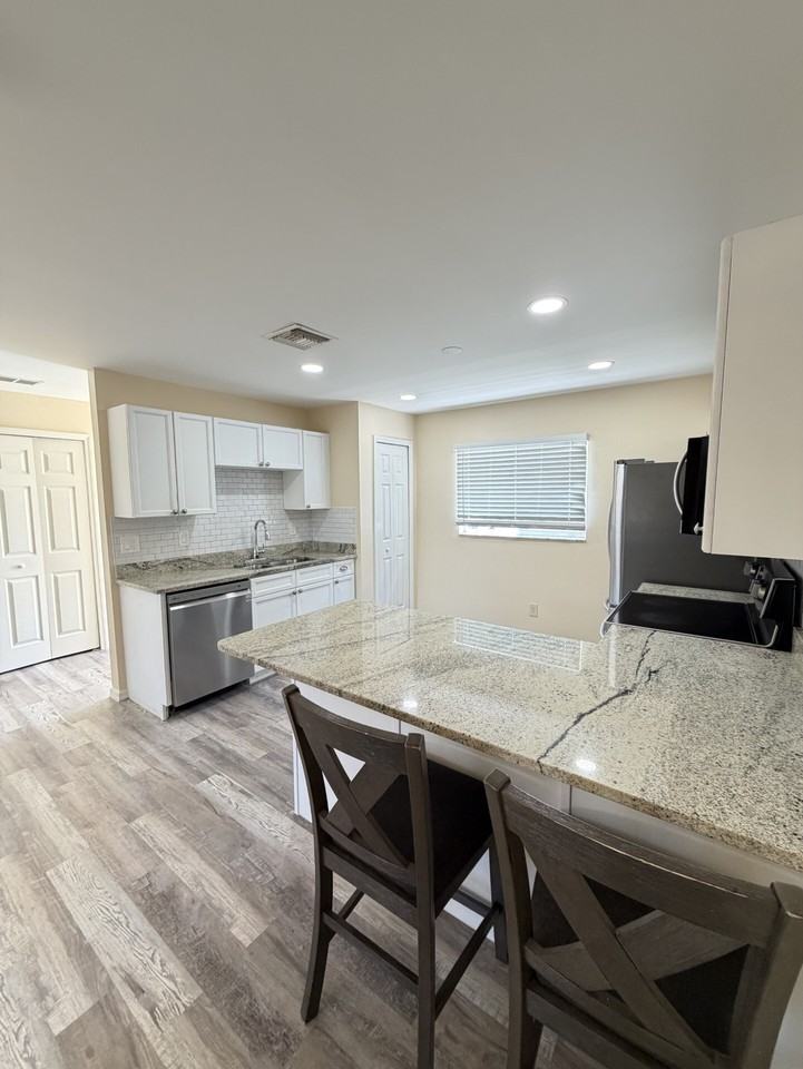 1019 Southeast 11th Street - Photo 3 of 13