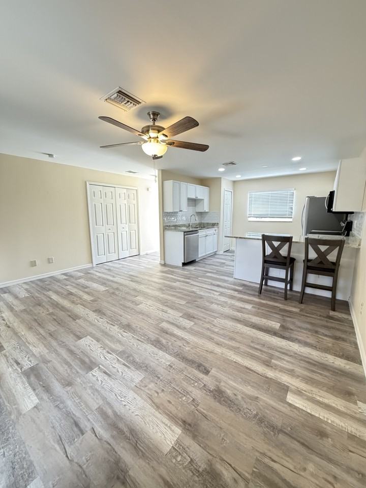 1019 Southeast 11th Street - Photo 4 of 13