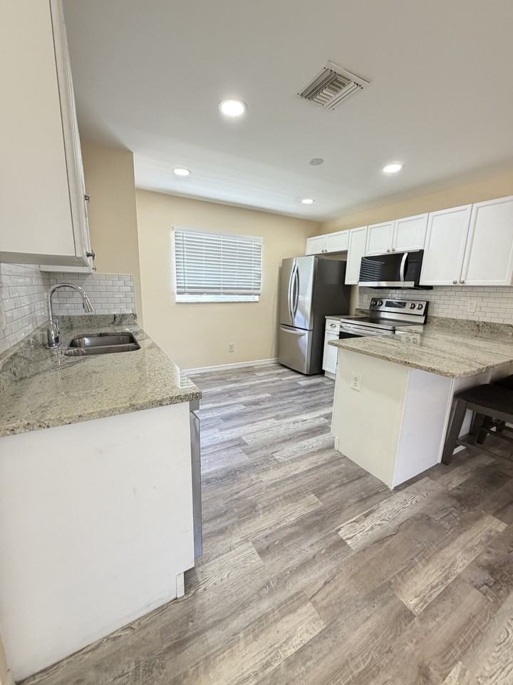 1019 Southeast 11th Street - Photo 5 of 13