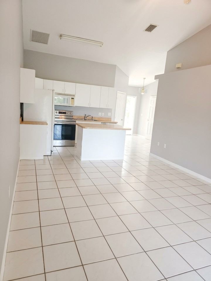 1402 Southeast 8th Avenue - Photo 2 of 10