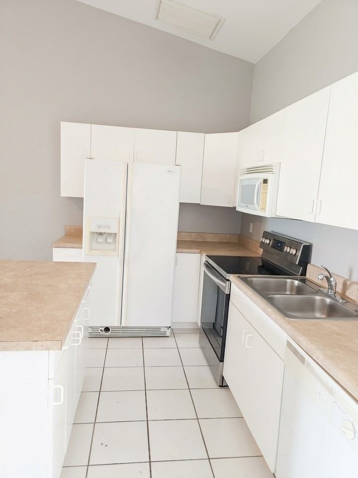1402 Southeast 8th Avenue - Photo 3 of 10