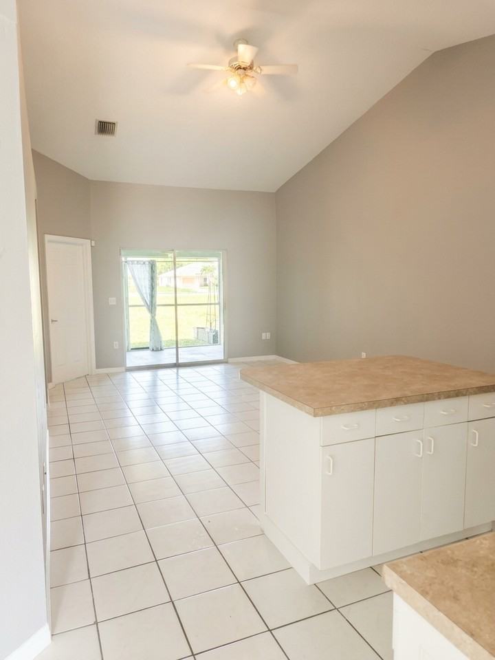 1402 Southeast 8th Avenue - Photo 4 of 10