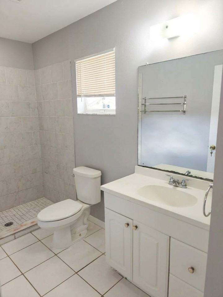 1402 Southeast 8th Avenue - Photo 5 of 10