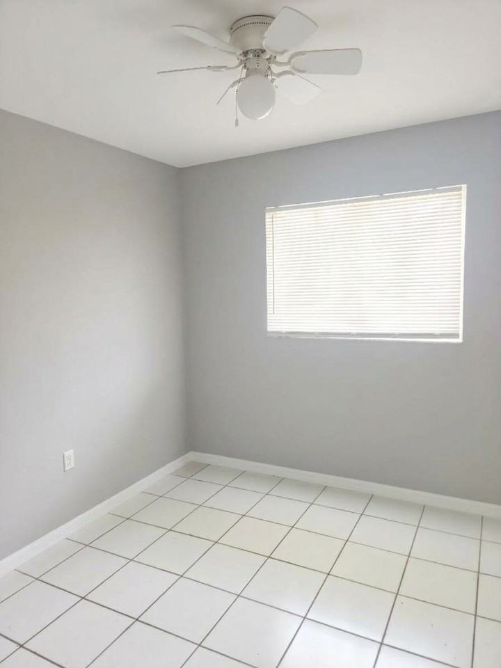 1402 Southeast 8th Avenue - Photo 6 of 10