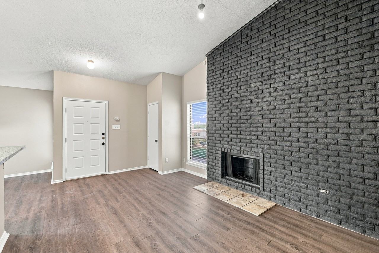 3423 Meadowmoor Street, Fort Worth, TX 76133 - Photo 3 of 24