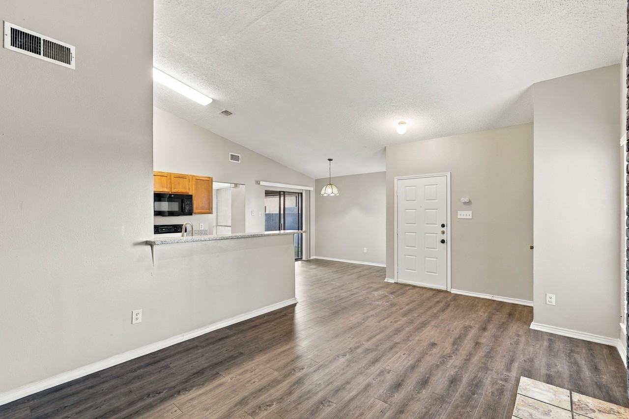 3423 Meadowmoor Street, Fort Worth, TX 76133 - Photo 5 of 24