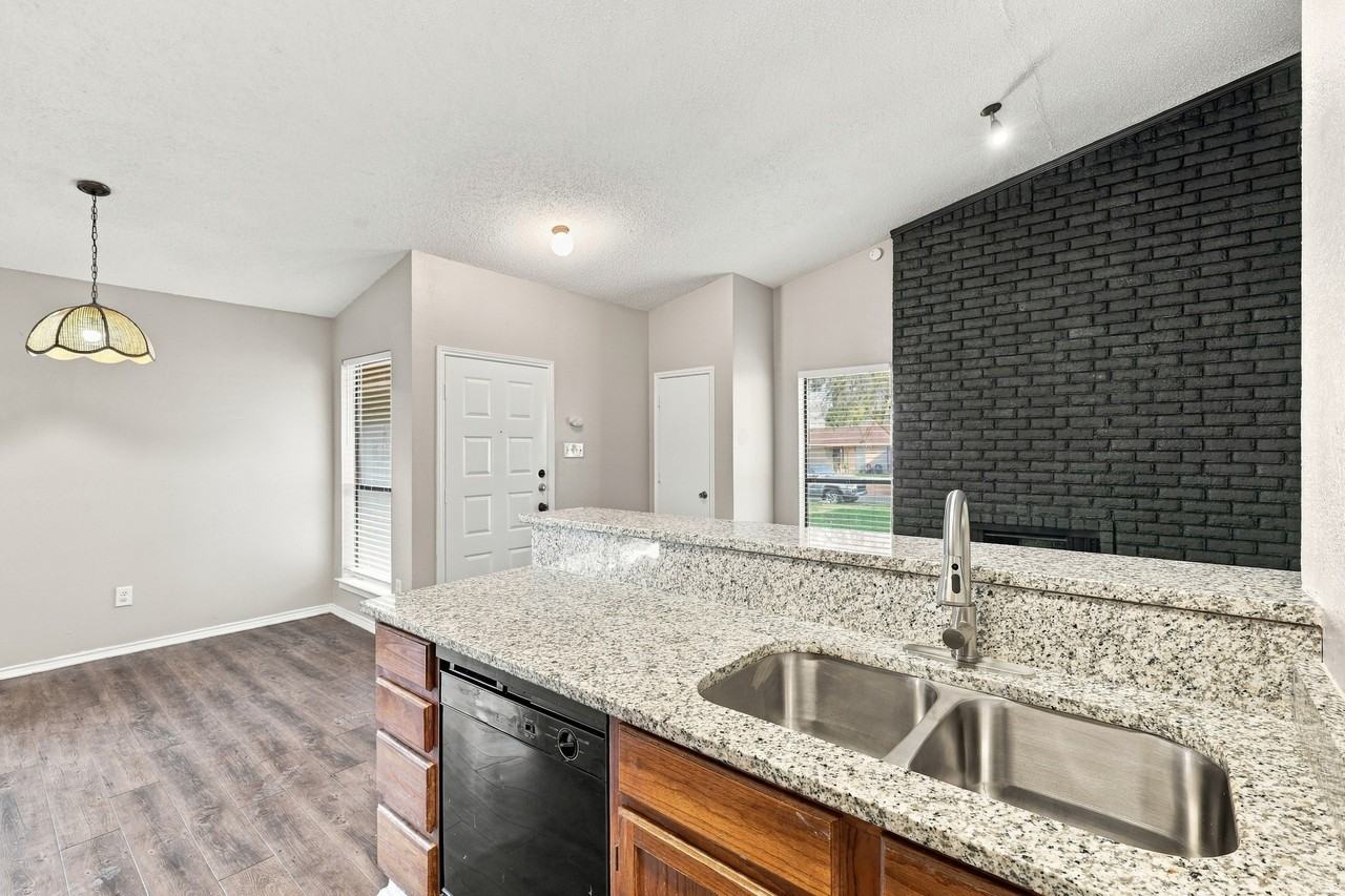 3423 Meadowmoor Street, Fort Worth, TX 76133 - Photo 7 of 24