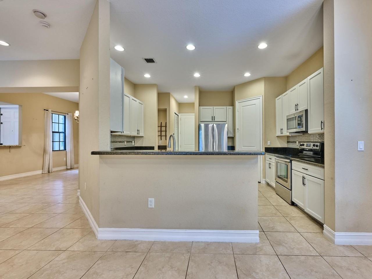 7593 Nw 113th Ave - Photo 5 of 50