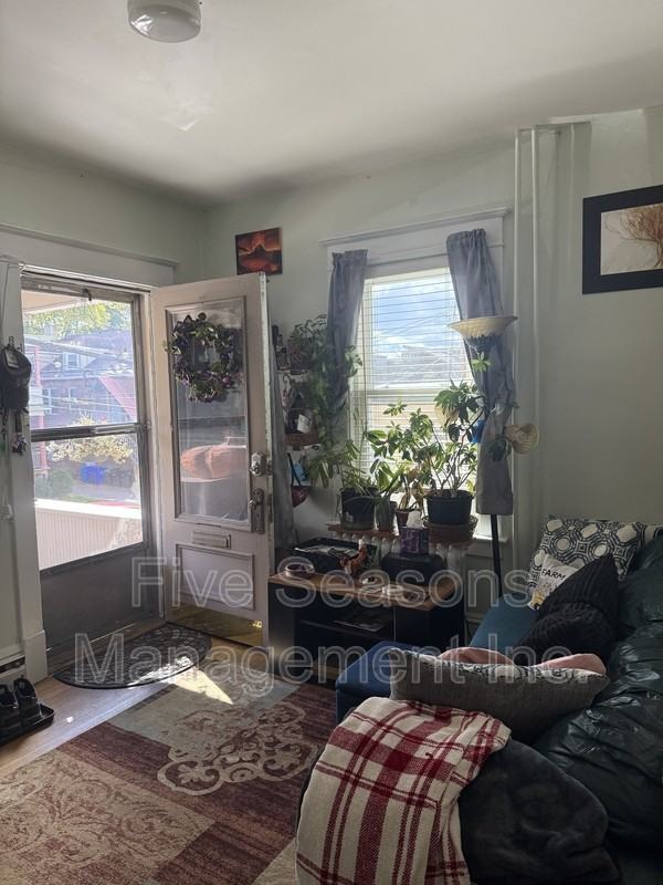 212 King St - Photo 3 of 12